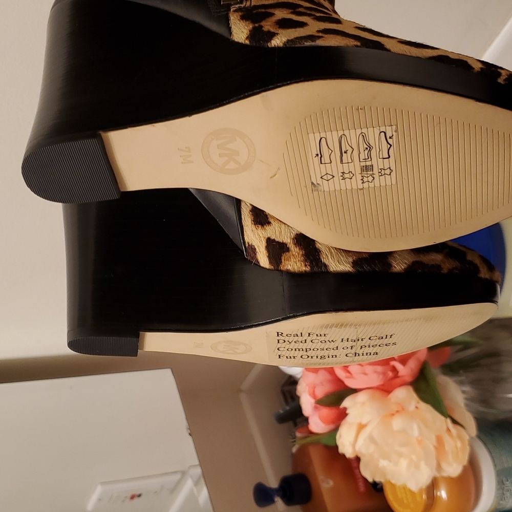 wedge in michael kors Cheetah  print very  beautiful. - Picture 4 of 4